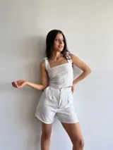 Short de tiro alto a rayas verticales azules y blancas con botón frontal.