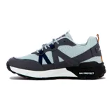 Championes de hombre Austral modelo Bariloche, en tonos gris claro, gris oscuro y azul marino, con suela blanca y negra.