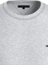 Remera gris de algodón con cuello redondo y logo de Tommy Hilfiger bordado en el pecho.