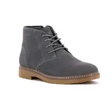 Bota casual tipo chukka de gamuza gris, con cordones al tono, costuras reforzadas y suela de goma color suela con detalle de pespunte blanco.