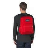 Mochila JanSport roja con logo en azul marino, compartimento principal amplio, bolsillo frontal con organizador, bolsillo lateral para botella de agua, panel trasero acolchado y correas acolchadas.