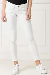 Jeans de corte ajustado en color blanco, con diseño clásico de cinco bolsillos, cierre frontal con botón y cremallera.