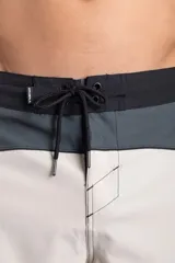 Boardshort O'Neill modelo Cruzer en color beige con detalles en gris oscuro y negro. Cuenta con cintura ajustable mediante cordón y bolsillo lateral.