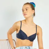 Sujetador de encaje color azul marino con relleno, tirantes ajustables y borde festoneado.