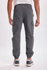 Pantalón cargo estilo jogger color gris oscuro, con bolsillos laterales tipo cargo y puños elásticos en los tobillos. Confeccionado con elastano para mayor comodidad y ajuste.