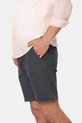 Bermuda color beige con cintura elastizada, bolsillos laterales y traseros.