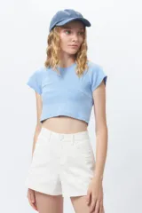 Top corto negro ajustado al cuerpo, de manga corta y cuello redondo.