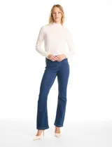 Jegging de tiro medio-alto con cintura elástica, bolsillos delanteros simulados y bolsillos traseros aplicados. Presenta un corte entallado con terminación bootcut.