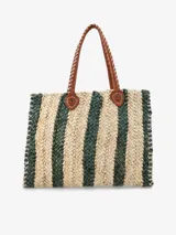 Bolso tipo tote de paja trenzada con diseño a rayas en tonos beige y verde oscuro, asas largas de cuero tostado y costuras visibles en los laterales.
