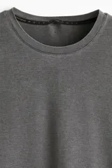 Remera deportiva de tejido funcional con efecto lavado, cuello redondo y manga corta. Cuenta con tecnología DryMove para absorber el sudor y mantener la frescura.
