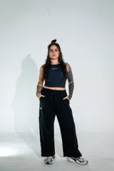 Musculosa deportiva de lycra con doble tela, diseño ajustado y estampa pequeña en el pecho.