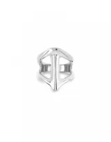 Anillo plateado con forma de mantarraya.