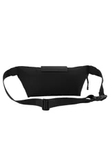 Riñonera Las Oreiro de diseño minimalista, confeccionada en material sintético negro. Presenta un compartimento principal con cierre metálico, solapa frontal con botón a presión y logo de la marca grabado.