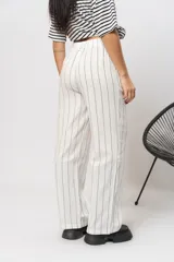 Pantalón de corte recto, color beige con rayas verticales finas.