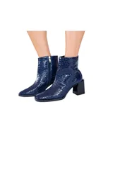 Botines azul marino con efecto croco brillante, de caña media con cierre lateral y tacón bloque negro brillante de 7 cm.