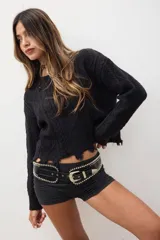 Calza biker negra de tiro alto, con diseño ajustado y largo hasta la mitad del muslo.