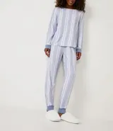 Pantufla cerrada de mujer con textura de peluche suave en color negro, diseñada para brindar comodidad en el hogar.