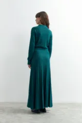 Falda larga verde esmeralda de tejido de punto con lurex y diseño plisado.