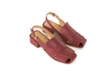 Sandalia de cuero color bordó con diseño trenzado en la parte delantera, punta cuadrada y talón abierto con pulsera ajustable y hebilla metálica. Cuenta con un taco ancho y medio de 4 cm.