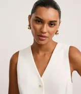 Chaleco sastre color marrón chocolate con escote en V y cierre frontal con botones.