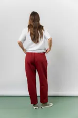 Pantalón jogger de calce relajado color bordó intenso, con cintura elastizada y lazo regulable. Cuenta con bolsillos laterales con cierre invisible y silueta recta levemente afinada.