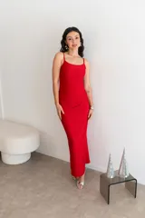 Vestido largo negro de tirantes finos, corte al cuerpo y escote recto.