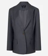 Blazer de sastrería color gris oscuro, con cuello solapa, cierre frontal de un botón y bolsillos laterales con tapa. Presenta un diseño estructurado con mangas largas y forro interno.