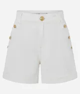 Short de sarga color blanco, de corte evasé con diseño de tiro medio, pasacintos en la cintura, bolsillos y botamangas con vuelta.