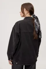Campera de jean de silueta amplia, con cuello clásico y cierre frontal con botones. Diseño con bolsillos con solapa en el frente y bolsillos laterales, hombros caídos y terminaciones pespunteadas.