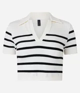 Blusa cropped de punto acanalado color blanco con rayas horizontales negras, cuello polo y mangas cortas.
