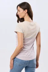 Remera de manga corta y cuello redondo, confeccionada en algodón con diseño de rayas horizontales en tono beige, rosado y azul marino.