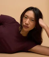 Blusa básica de manga corta y cuello redondo, confeccionada en viscosa texturizada de canalé con elastano y detalle de terminación ondulada en el bajo.