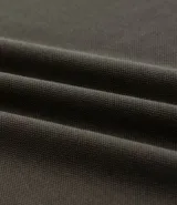 Remera polo de corte comfort, confeccionada en algodón peruano de alta calidad. Presenta cuello clásico con tapeta de botones y mangas cortas. Diseño liso y texturizado, ideal para un look casual y fresco.