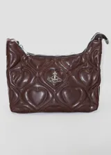 Cartera hobo color marrón chocolate, con diseño acolchado en forma de corazones y logo plateado de Vivienne Westwood en el centro.