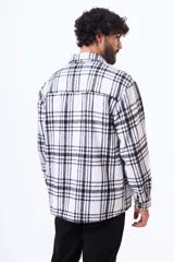 Sobrecamisa de pana con estampado a cuadros, forrada en su interior con símil corderito. Presenta cuello clásico, cierre frontal con botones y dos bolsillos con solapa en el pecho.