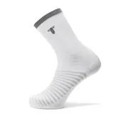 Medias deportivas de caña media, color blanco con detalles en gris y logo de la marca en negro. Presentan un diseño técnico con zonas de compresión y tejido transpirable.
