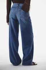 Jeans wide leg de tiro medio, calce extra relaxed y piernas anchas. Confeccionado en denim rígido con lavado stone blue localizado.