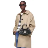 Cartera satchel compacta de cuero de cordero negro, con diseño estructurado, frunces en la parte superior, doble asa de mano y correa ajustable para llevar al hombro o cruzada. Incluye cierre metálico frontal con logo grabado.