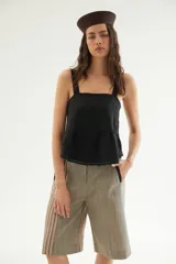 Top de lino color tostado, con breteles anchos y diseño de doble volado en el borde inferior con detalle de puntilla delicada.