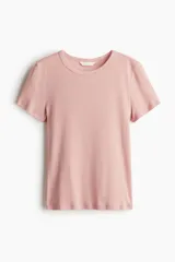 Remera de manga corta, color rosado, con textura de punto acanalado y cuello redondo ribeteado.