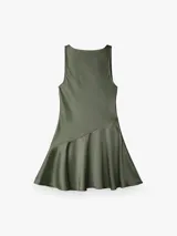 Vestido corto negro de acabado satinado tipo gloss, sin mangas, con escote drapeado y falda evasé con corte asimétrico.