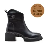Bota corta negra de cuero con caña baja, taco cuadrado y hebilla decorativa.