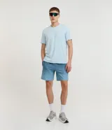 Bermuda deportiva masculina de color azul, con cintura elástica y cordón interno de ajuste.