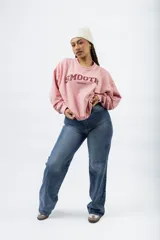 Buzo color crema con estampado frontal que dice "SMOOTH" en marrón y "REDCHARCOAL" debajo. Tiene cuello redondo y mangas largas.