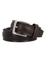 Cinturón de hombre confeccionado en cuero natural, con acabado liso y lustrado. Presenta pespuntes decorativos a tono y una hebilla metálica en color plata envejecida.