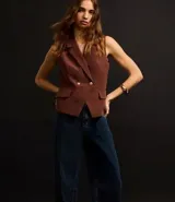 Pantalón de jean de corte wide leg, tiro alto, con bolsillos delanteros y traseros.