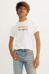Musculosa blanca de algodón con logo Levi's en el pecho con los colores del arcoíris.