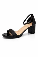 Sandalia de tacón cuadrado con acabado brillante, tira frontal y pulsera ajustable al tobillo con hebilla metálica. Cuenta con plantilla acolchada para mayor confort.