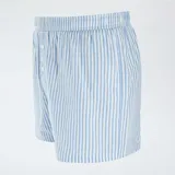 Pack de tres bóxer de algodón con cintura elástica y cierre con botones. Incluye un bóxer a cuadros celestes y blancos, uno liso celeste y uno a rayas verticales celestes y blancos.