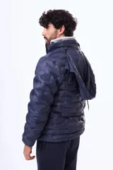 Campera puffer negra con diseño termosellado, cuello alto y cierre frontal completo. Confeccionada en nylon, ofrece ligereza y protección.